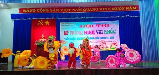 Một tiết mục thi múa hát của các bé mầm non của huyện Chơn Thành