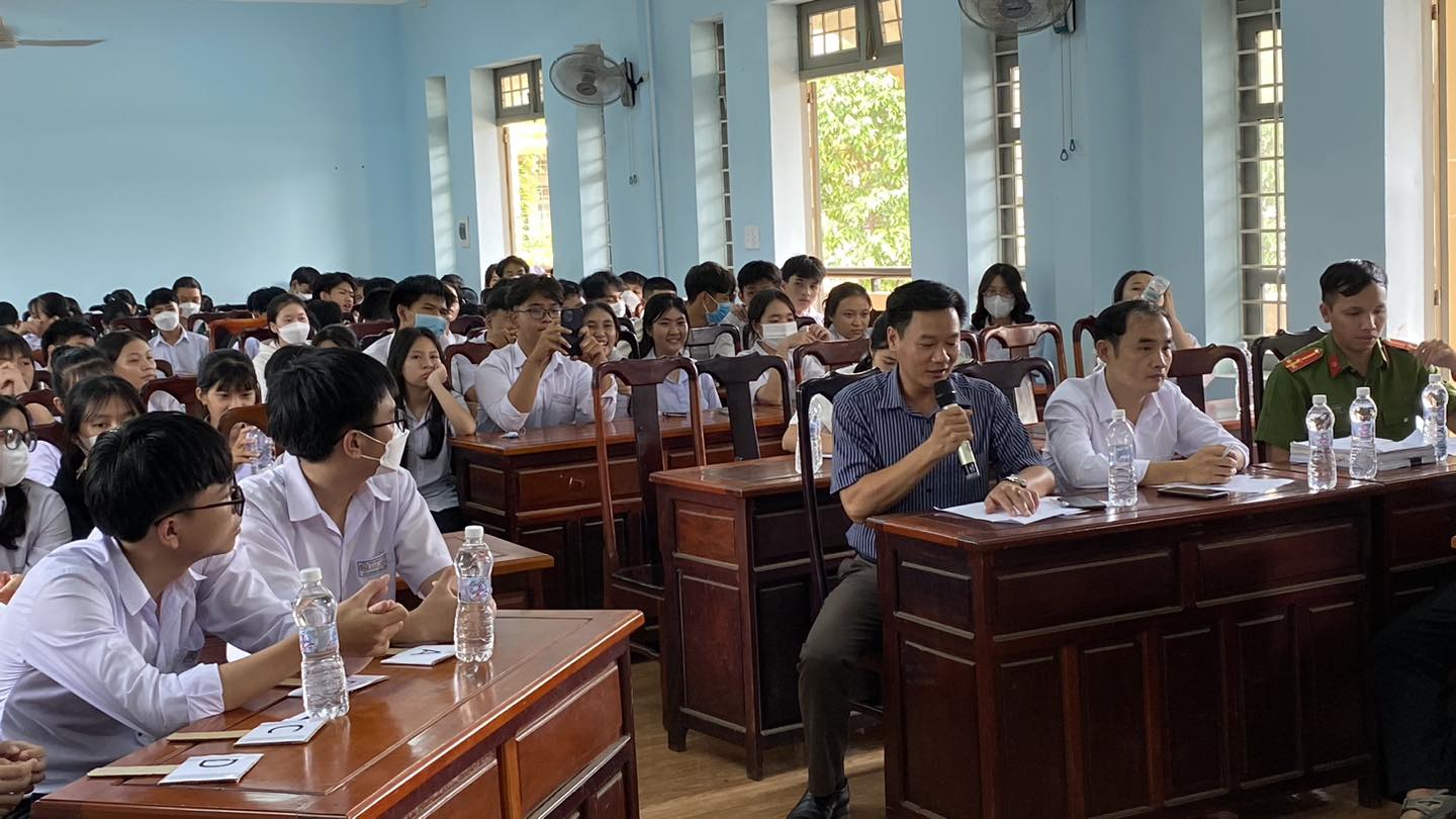 Tổ Hóa học-GDTC thực hiện hoạt động ngoại khóa “HÓA HỌC VÀ PHÒNG CHỐNG CHÁY NỔ